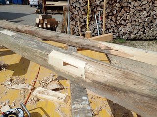 In der Werkstatt haben die Mitarbeitenden die Holzkonstruktion der Feldscheune Laimenrain aufgearbeitet. 
