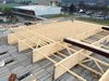 Für die Aufrichte des Primärtragwerks mit über 30 Meter langen Leimbindern wurde von der Strabag AG ein vollflächiges Arbeitsgerüst installiert.