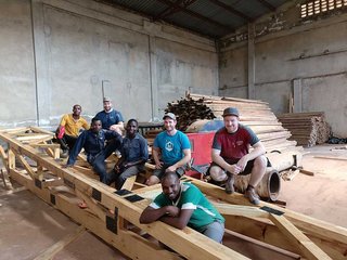 Im Rahmen des Entwicklungshilfeprojekts wurde im Stadtzentrum von Kampala ein dreigeschossiges Gebäude mit einem Holzbau aufgestockt. 
