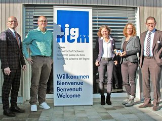 Die Akteure der Lignum-DV: (v. l.) Paul Steffen (stv. Direktor BAFU), Urs Martin (Regierungspräsident Kanton Thurgau), Sandra Burlet (Direktorin Lignum) Susanne Vaccari-Ruch (Gemeindepräsidentin Märstetten), Ständerat Jakob Stark (Präsident Lignum).