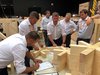 Es wird nachgemessen: Die Experten prüfen die Zwischenaufgabe aus dem Kurzwettbewerb «Super-Zimmermann».
