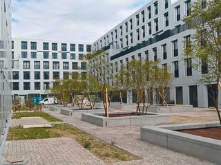 Ab dem ersten Obergeschoss befindet sich hinter der hinterlüfteten Alucobondfassade ein Holzrahmenbau.
