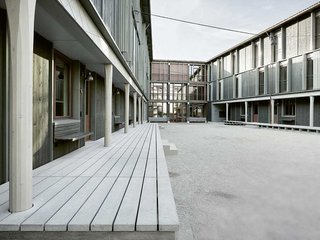 Die Überbauung Maiengasse in Basel ist fast ausschliesslich mit Holz errichtet und weist den Weg in die Zukunft. Das war der Prix-Lignum-Jury Gold wert. 
