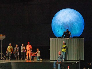 Als Requisiten dienten ein Baucontainer, ein E-Bagger, ein Baustellen-WC, Holzbalken und Werkzeuge.
