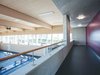 Die Zuschauergalerie vermittelt einen Gesamteindruck über die überraschend grosszügige Turnhalle. 
