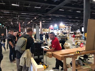 Messemagnet WorldSkills: Der Schweizer Experte Hansjörg Rechsteiner (r.) im Gespräch mit den Zuschauern am Rand des Wettkampfareals. 
