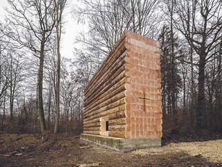 Verzahnt mit Wald und Landschaft: Seit letztem Dezember steht die Kapelle von Architekt John Pawson im Donautal. - Quelle: Eckhart Matthäus © Siegfried und Elfriede Denzel Stiftung
