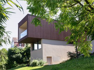 Das Einraumhaus in Kreuzlingen (TG), errichtet von der Fritschi?+?Griesemer AG aus Güttingen (TG), steht im Garten zwischen zwei Stadtvillen.
