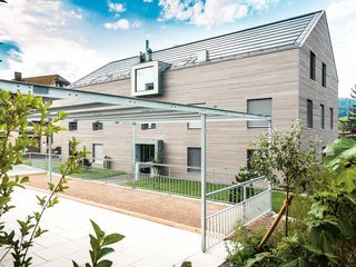 In der zweiten Lebenshälfte sind kleinere Wohnungen gefragt. In Brügg bei Biel bedient das Projekt «Alterswohnen Muttimatte» die Nachfrage. Gebaut wurde es von der Stuber & Cie AG aus Schüpfen (BE).
