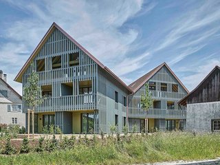 Der kompakte Gebäudekörper schaut mit seinen Giebelfassaden ins Dorf Kleinandelfingen. 
