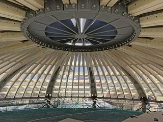 Das schützende Dach über dem Gasometer Schlieren ist eine in sich stabile Kuppelkonstruktion mit einem Gesamtdurchmesser von etwas mehr als 50 Metern.