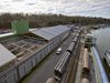 Warenumschlag im Auhafen Muttenz: Zehn verschiebbare Dachsegmente schützen die Düngemittel vor der Witterung.
