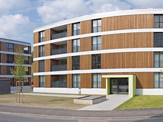 MFH Sonnmatt, Willisau, 2012 (Bauherrschaft: Wohnbaugenossenschaft Sonnmatt, Willisau; Architektur: Baureag Architekten AG, Willisau). Schalung Fichte/Tanne sägeroh, KDS-druckimprägniert, chromfrei, braun.