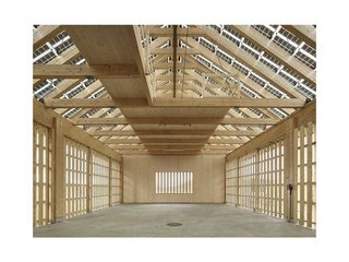 Ästhetisches Depot für Traktor und Heuballen: Ein Bauernhof in Hombrechtikon (ZH) erhielt eine neue Remise mit transparenter Solardacheindeckung – einem vielversprechenden Prototyp.

