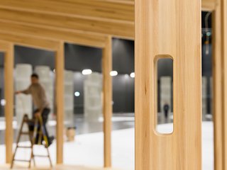 Die Treppenanlage bildet das Zentrum des ellipsenförmigen Pavillons. Im Zentrum steht eine mächtige Spindel von einem Meter Durchmesser, die zugleich als Auflage für die Dachkonstruktion dient. 

