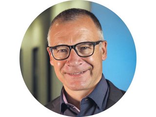 Christoph Rellstab ist Leiter der Höheren Fachschule Holz Biel, stellvertretender Fachbereichsleiter Holz der Berner Fachhochschule und Vorsitzender der Bildungskommission beim europäischen Dachverband des Zimmerer- und Holzbaugewerbes. Nach der Schreinerlehre hat er das Studium zum dipl. Ing. HTL, Fachrichtung Holzbetrieb, absolviert. 
