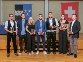 Die ausgezeichneten Kandidatinnen und Kandidaten an der Bauschule Aarau (v. l.): Adrian Käch (Bauführung Holzbau), Markus Buser (Bauführung Hoch-/Tiefbau), Michaela Merz (Bauplanung Architektur), Robert Thöny (Bauführung Hoch-/Tiefbau), Ramon Waldis (Bauführung Holzbau), Leandra Schatt (Bauplanung Innenarchitektur), Jürg Epp (Bauplanung Ingenieurbau).