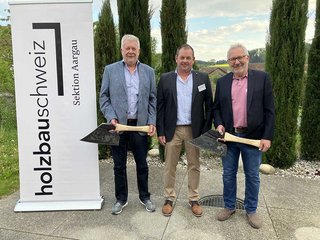 Thomas Deppeler (Präsident Sektion Aargau) mit den neuen Ehrenmitgliedern Felix Bühlmann (l.) und Josef Meienberger (r.).