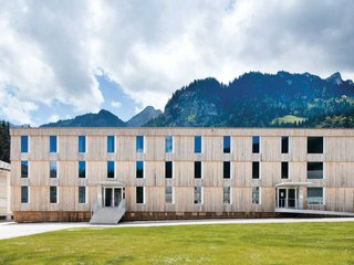 Im Ausbildungszentrum ZIVI in Schwarzsee (FR) greifen Wirtschaftlichkeit und Architekturqualität ineinander. 
