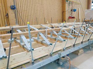 Um die Deckenelemente möglichst schlank zu halten, wurden sie als Rippendecken verklebt und mit der pneumatischen Pressvorrichtung der Woodtec Fankhauser GmbH mit bis zu vier Tonnen pro Presseinheit verpresst.
