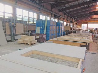 Hingestellt und nicht mehr abgeholt: Die Palette (links) stand zwei Wochen mitten in der Produktion, zwischen Plattensäge und Elementtisch. Auf der Baustelle wurde sie vermisst. 
