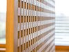 Auch eine Entwicklung von schaerholzbau: der geniale, schlichte und  überblattete Raumteiler aus Eichenholz.
