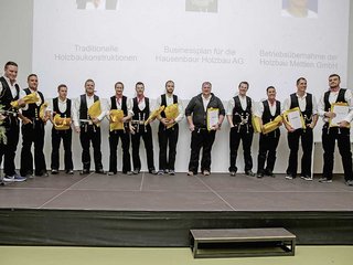 Nach drei Jahren berufsbegleitender Weiterbildung an der ibW Höhere Fachschule Südostschweiz erhielten die Absolventen das eidgenössische Diplom als Techniker HF Holztechnik, Vertiefung Holzbau.