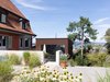Von der Strasse her wirkt das Kleinhaus wie eine Garagenbox mit Durchblick. Die Nutzung geht in die Tiefe ins Hanggelände.
