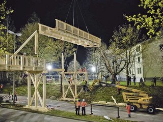 Das Brückenbauwerk verbindet bis zum Ende des Jodlerfestes vom 21. bis 23. Juni das Festgelände diesseits und jenseits der Strasse.
