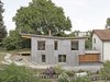 Auf den Betonsockel stellte die Bütler Holzbau AG massive Holzbohlenwände, die aussen gedämmt und mit Sperrholzplatten verkleidet wurden.
