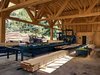 aufrecht auf dem Dach installiert sind. So können diese von zwei Seiten Sonnenenergie einfangen – im Sommer wie auch im Winter. Mit 275 Quadratmetern bietet die Halle ausreichend Platz für die grosse Blockbandsäge.
