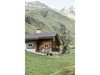 Der historische Strickbau liegt auf einer Alp oberhalb von St. Antönien. Eigens entworfene Möbel gibt es für innen und aussen.
