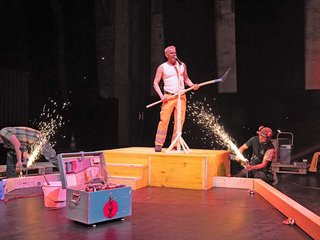 Auf der Theaterbühne in Aarau flogen die Funken. Gelernte Handwerker, darunter auch Zimmermänner, schlüpften in die Rolle von Schauspielern.
