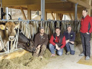 Bauherren und Holzbauer im Stall: (v. l.) Martin Philipp, Erwin Walker, Urs Philipp und Roman Gabathuler.