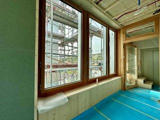 Bauphysik im Holzbau ist die Basis für den Wohlfühlfaktor im Gebäude (Bild: Aufstockung Primarschulhaus in Orpund, BFH).