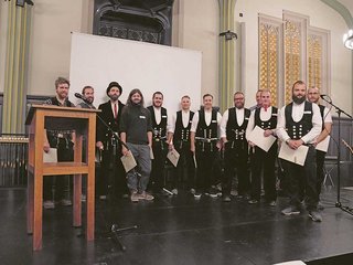 Handwerk in der Dankmalpflege: Von den insgesamt 42 Absolventen schlossen 13 in der Fachrichtung Holzbau ab: (v. l.) Pascal Wertli, Oliver Kessler, Martin Eberle, Jonas Häfliger, Ruedi Käslin, Roger Bannwart, Pascal Jöri, Bernhard Brouwer, Timothy Illi, Max Winkler und Kurt Müller. Nicht im Bild Lukas Lussi und Hanspeter Meister. Im Hintergrund Peter Elsasser, Mitglied der Qualitätssicherungskommission.