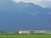 Das Landwirtschaftliche Zentrum in Salez ist als Lowtech-Gebäude konzipiert und wurde mit dem Prix Lignum in Silber ausgezeichnet.
