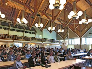 Ein eindrucksvoller Holzbau, Baujahr 1984: die Stadthalle in Memmingen (DE). Für den HTW-Kongress bot sie die perfekten Rahmenbedingungen.
