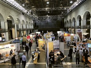 Das 26. Internationale Forum Holzbau (IHF) soll vom 1. bis 3. Dezember 2021 durchgeführt werden. Das Foto zeigt die Ausstellung 2019 im Kongresscenter Innsbruck.