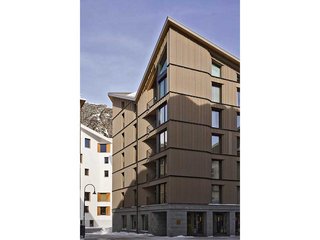 Die Errichtung des Mehrfamilienhauses «La Vetta» hatte seine Tücken – viel Spielraum gab es weder platztechnisch noch zeitlich. Es war bereits der zweite Holzbau, den die Renggli AG in Andermatt realisierte.
