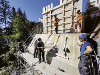 Am bergseitigen Brückenauflager stehen die Monteure und Flughelfer bereit. 
