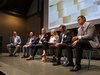 Dem Holzbau geht es aktuell gut. Das bestätigten die Teilenehmenden der Podiumsdiskussion: (v. l.) Moderator Stephan Lendi, Martin Tobler (HGC), Florian Landolt 
