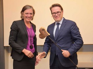 Ständerat Benedikt Würth gratuliert Katharina Lehmann «mit dem hölzernen Herz» symbolisch mit einem kunstvollen Herz aus Holz.