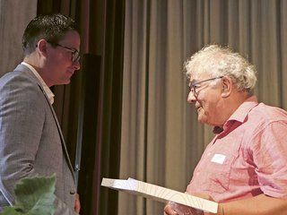 Verbandspräsident Roman Vollenweider (l.) verdankt Ruedi Zahnds Engagement.