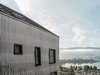 Vorvergraute Fichtenschalung an einem Mehrfamilienhaus mit 3D-Effekt.
