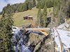 Das steile Fatanstobel auf 1400 Meter über Meer zerschneidet die Alpwiesen. Die neue Holzbrücke gewährleitet deren Erschliessung und passt gut in die Umgebung.
