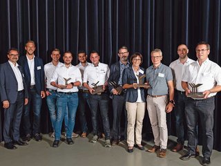 Die Preisträger von Holzbau Plus 2018 zusammen mit Hans Rupli (l.), Zentralpräsident von Holzbau Schweiz.