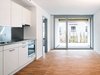 Der Koch- und Wohnbereich im Erdgeschoss einer Wohnung. Für die Bodenbeläge wurde Eichenparkett gewählt.
