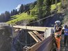 Vier Fahrbahnträger legten der Pilot und das Montageteam auf die Betonkonsolen.
