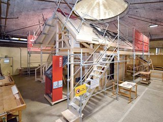 Im üK-Zentrum an der Bernstrasse in Lyss arbeiten die Zimmererlehrlinge der Sektion Bern an einem Musterhaus. 
